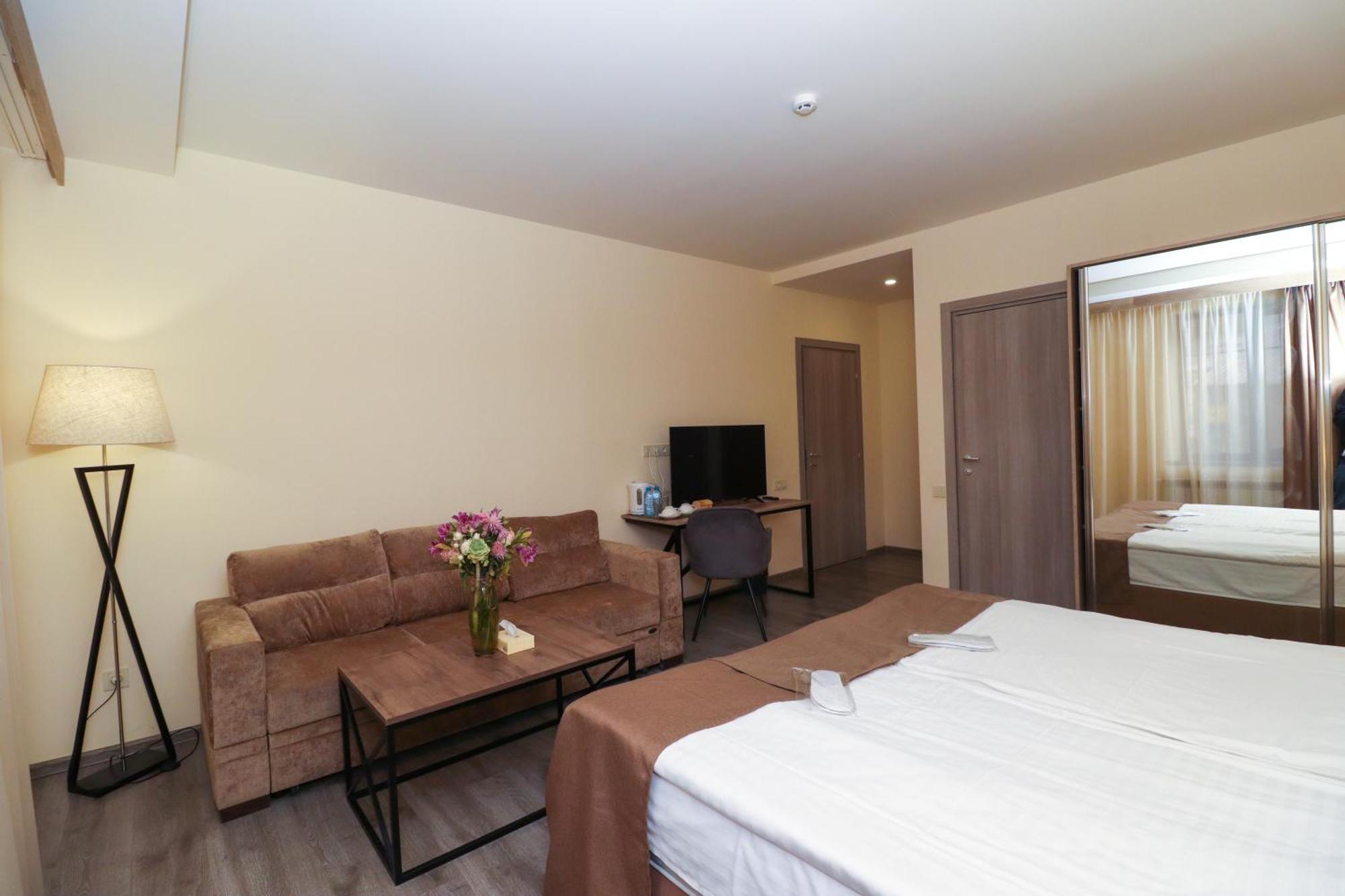 Mandarin Hotel Erivan Exterior foto