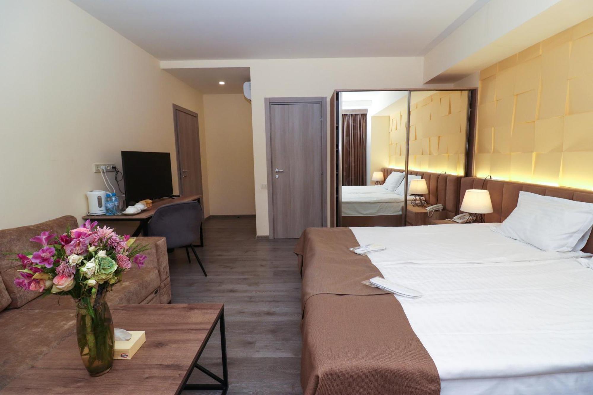 Mandarin Hotel Erivan Exterior foto